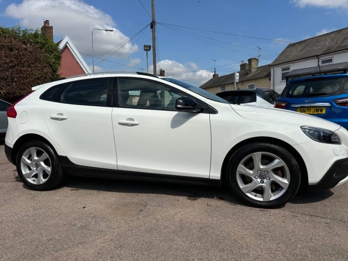 2025 Volvo V40 Cross Country