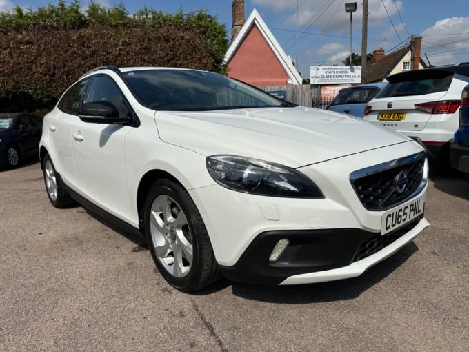 2025 Volvo V40 Cross Country