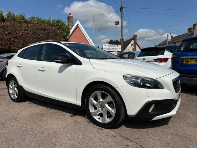 2025 Volvo V40 Cross Country