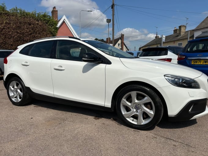 2025 Volvo V40 Cross Country