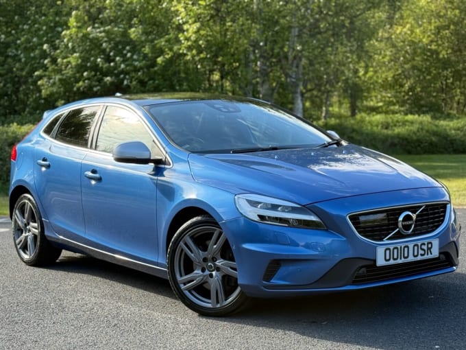 2025 Volvo V40