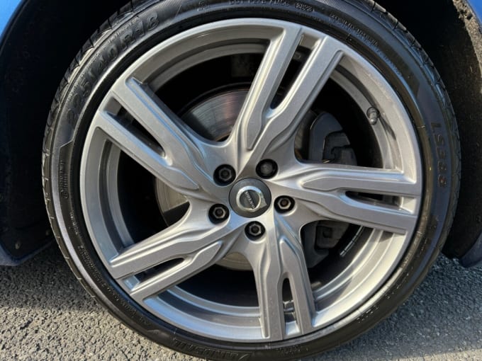 2025 Volvo V40