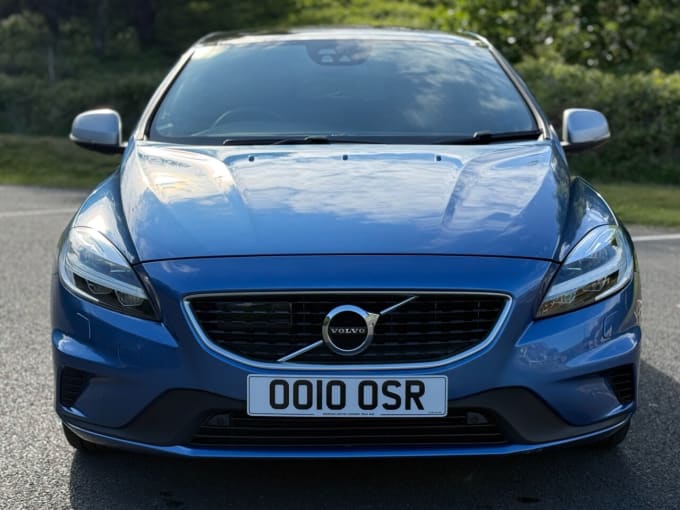 2025 Volvo V40