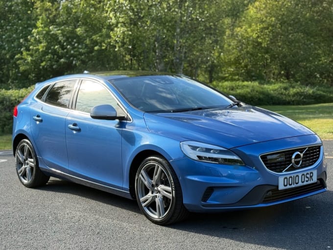 2025 Volvo V40