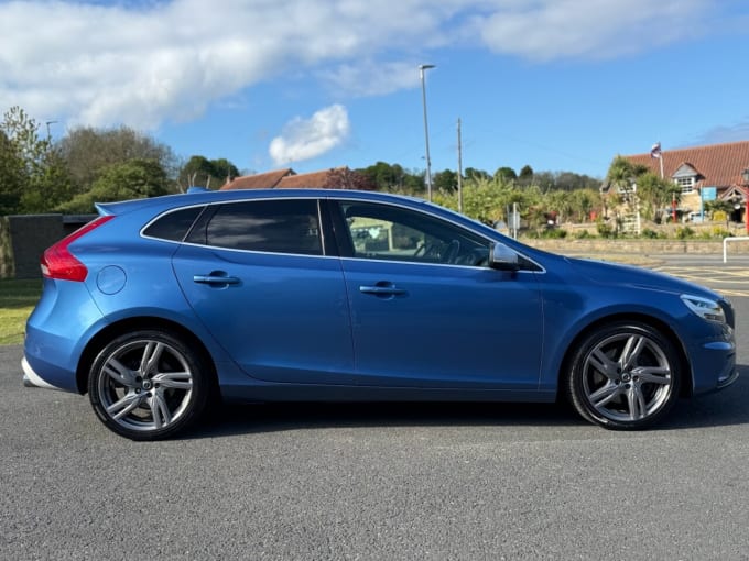 2025 Volvo V40