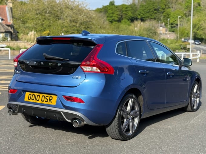 2025 Volvo V40