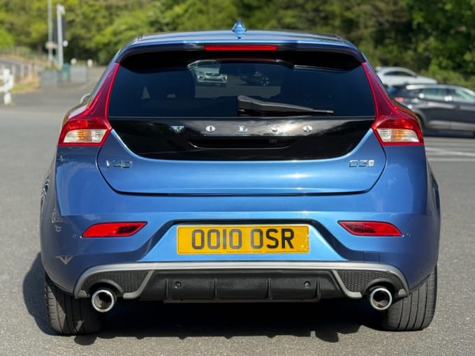 2025 Volvo V40