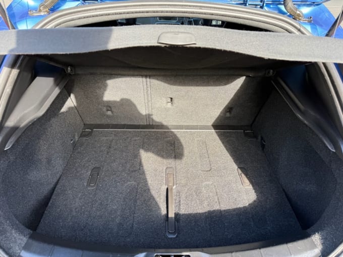 2025 Volvo V40