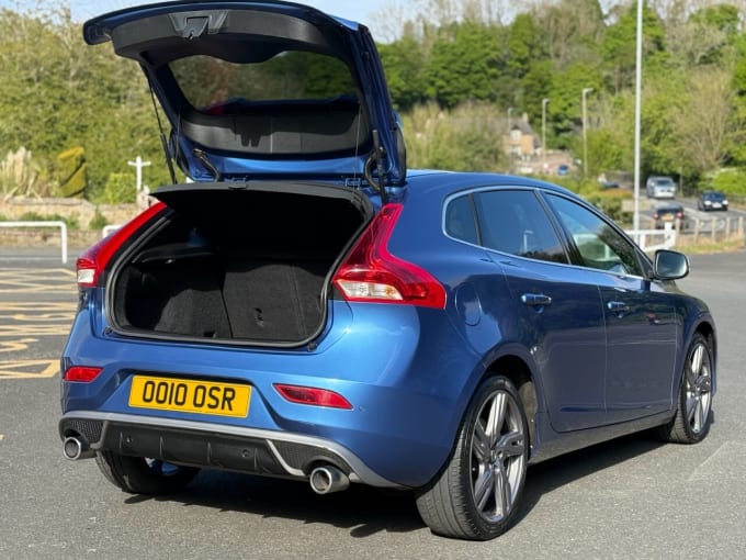 2025 Volvo V40