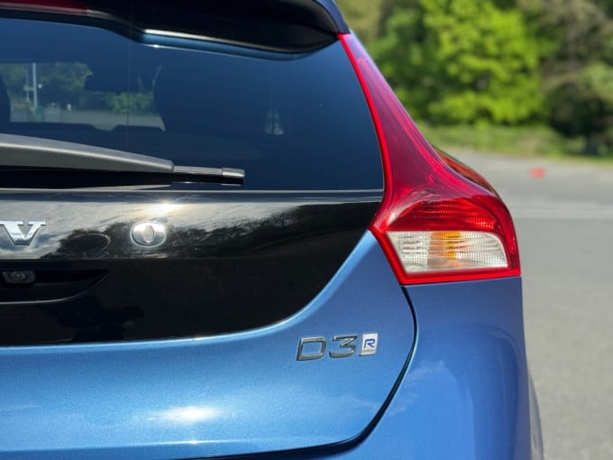 2025 Volvo V40