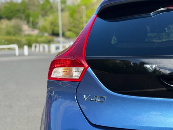 2025 Volvo V40