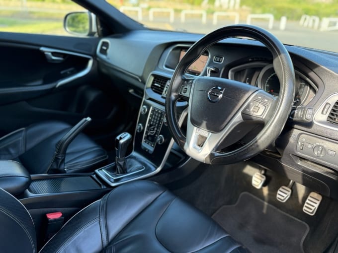 2025 Volvo V40