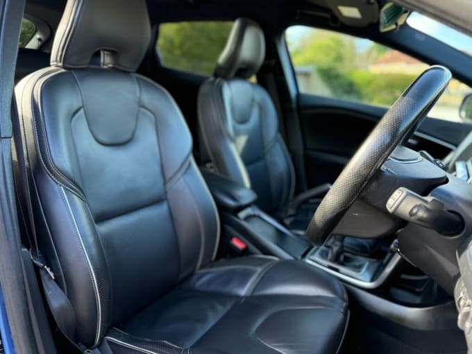 2025 Volvo V40
