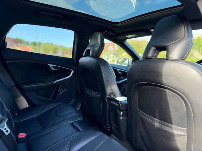 2025 Volvo V40