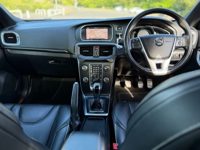 2025 Volvo V40