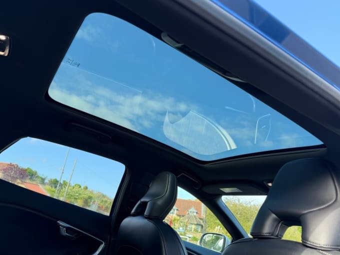 2025 Volvo V40