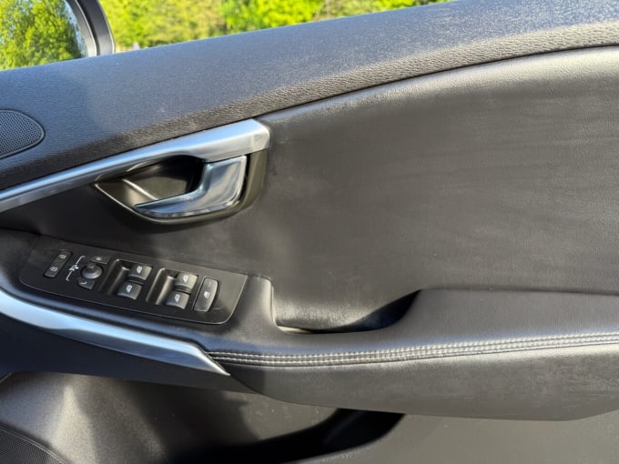 2025 Volvo V40