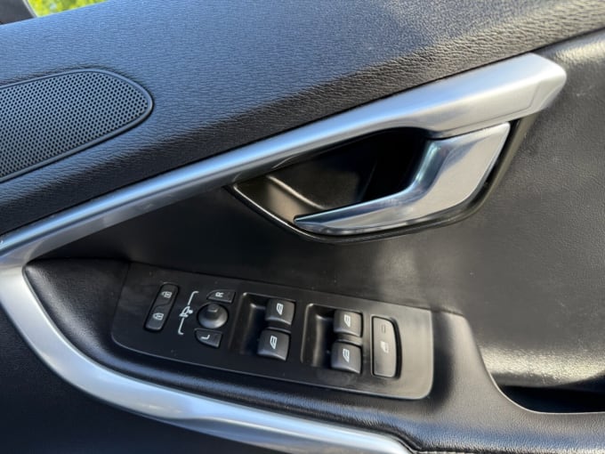 2025 Volvo V40