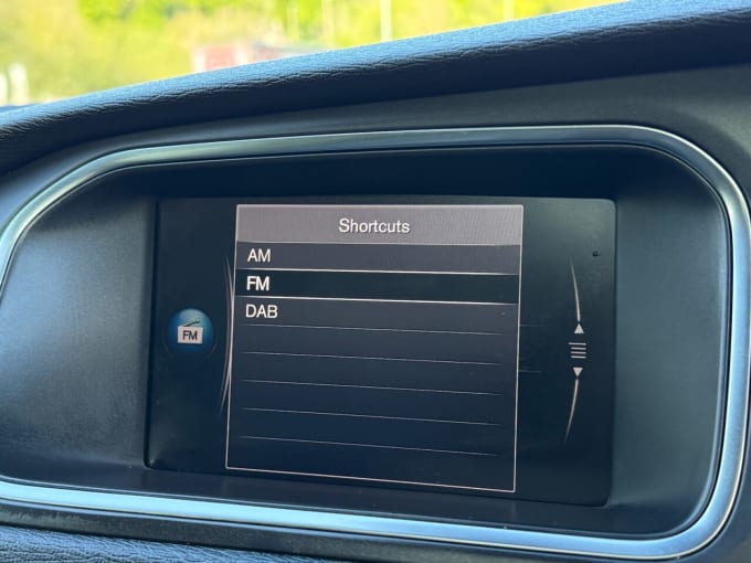 2025 Volvo V40