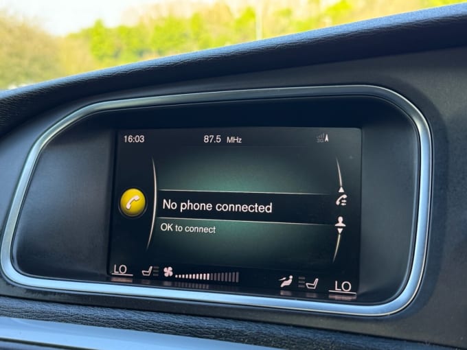 2025 Volvo V40