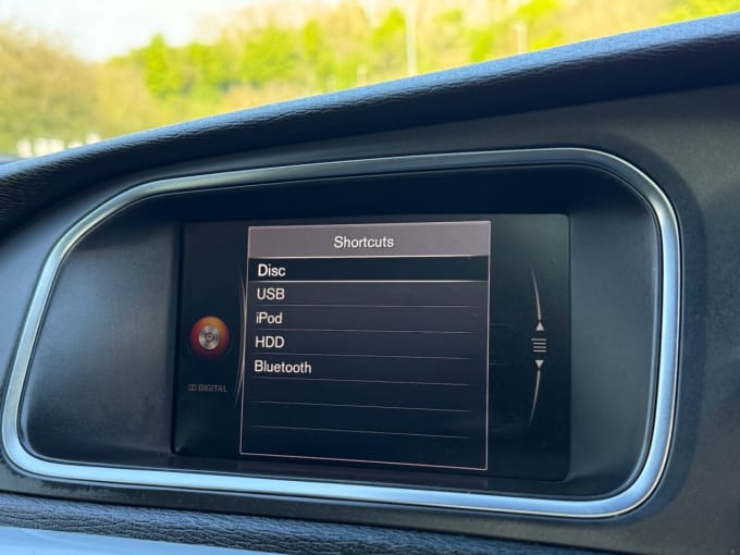 2025 Volvo V40