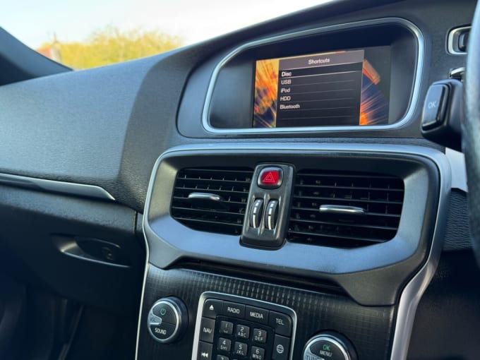 2025 Volvo V40