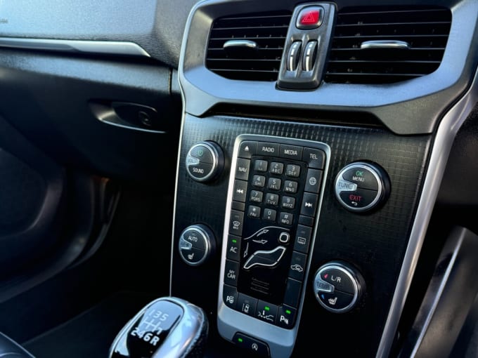 2025 Volvo V40