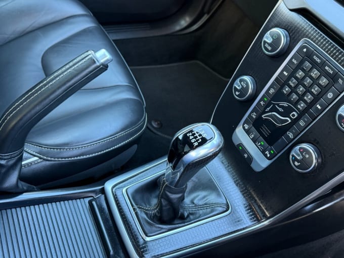 2025 Volvo V40