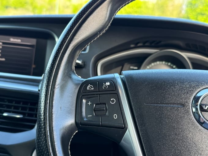 2025 Volvo V40