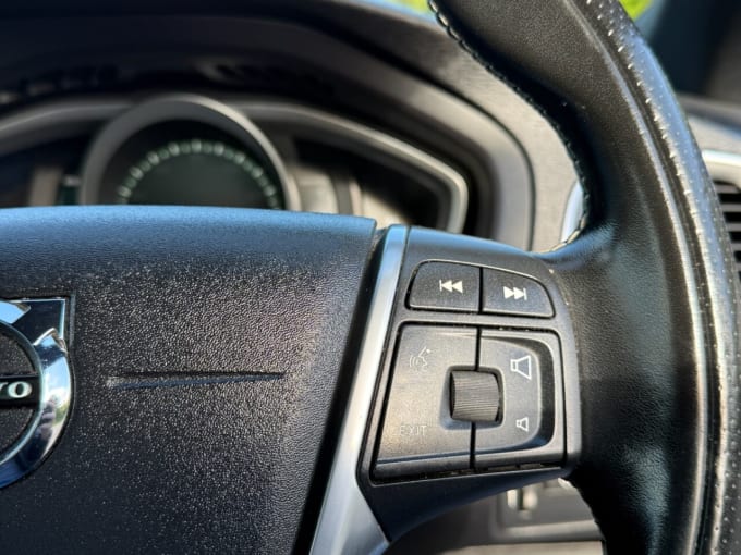 2025 Volvo V40