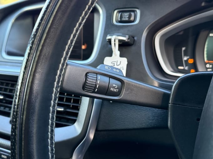 2025 Volvo V40