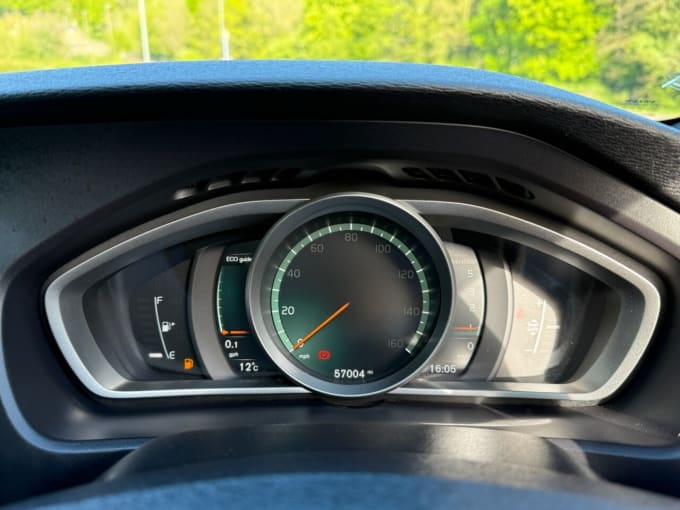 2025 Volvo V40