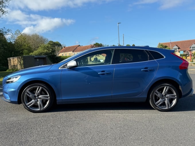 2025 Volvo V40