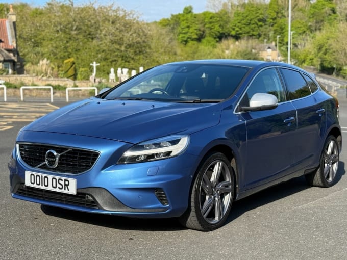 2025 Volvo V40