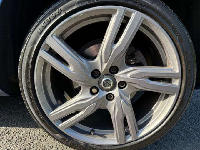 2025 Volvo V40