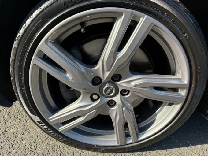2025 Volvo V40