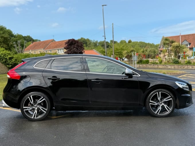 2025 Volvo V40