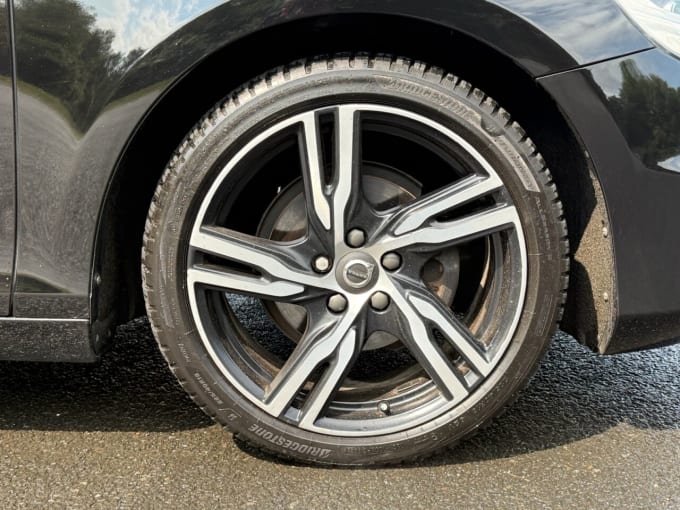 2025 Volvo V40