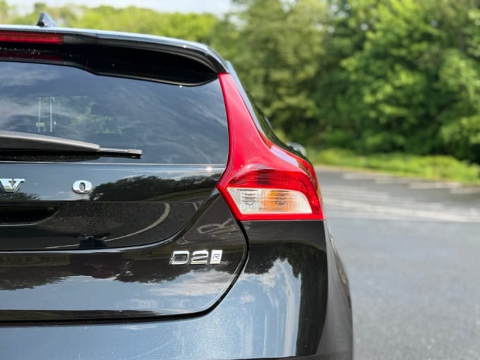 2025 Volvo V40