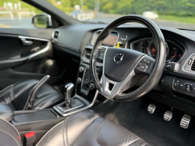2025 Volvo V40