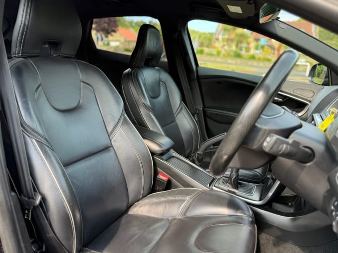 2025 Volvo V40