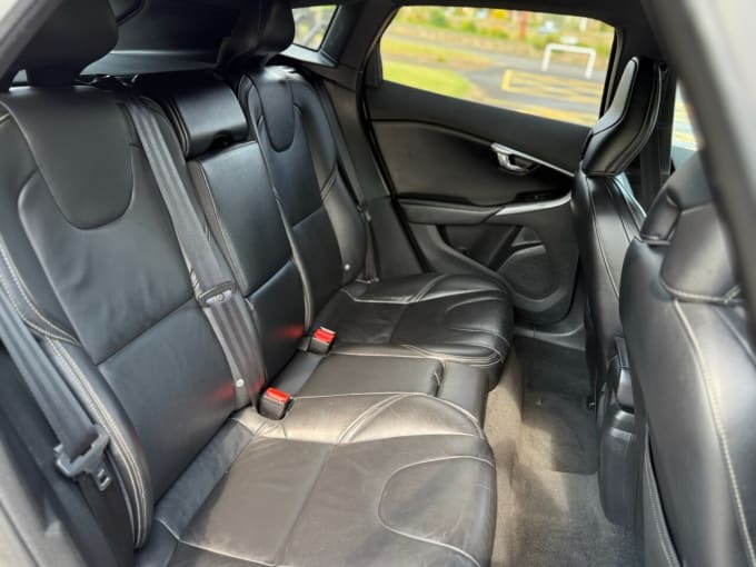 2025 Volvo V40