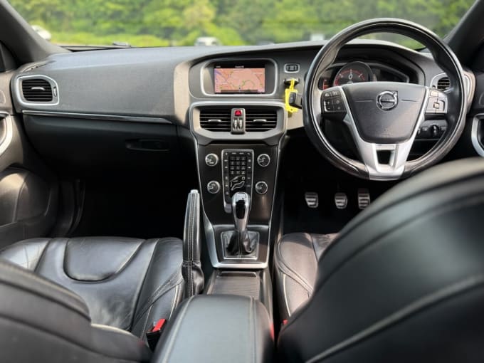 2025 Volvo V40