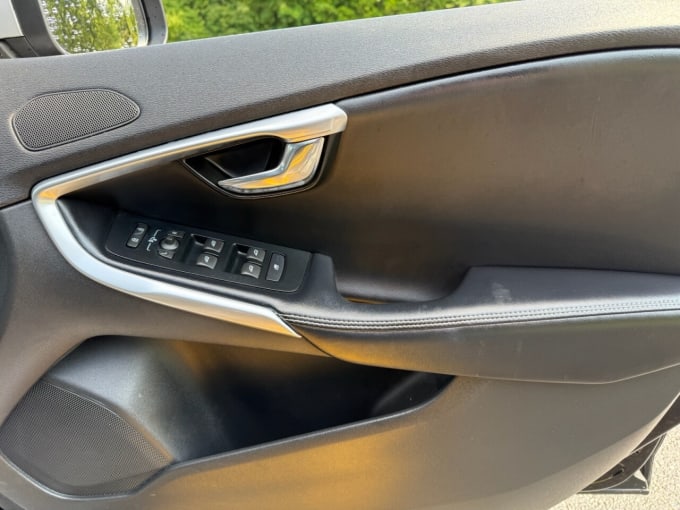 2025 Volvo V40