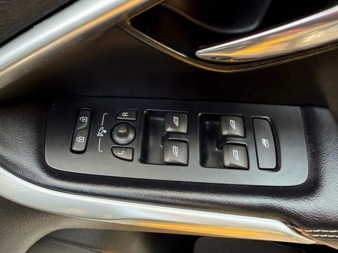2025 Volvo V40