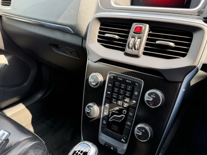 2025 Volvo V40