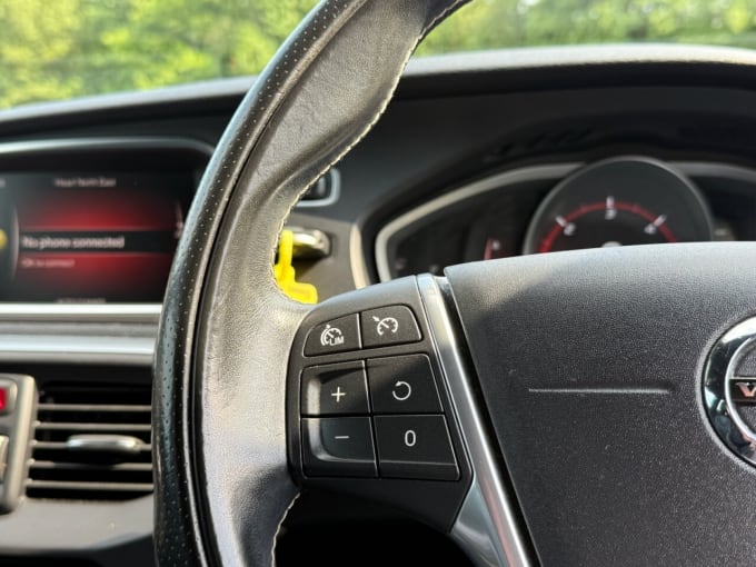 2025 Volvo V40