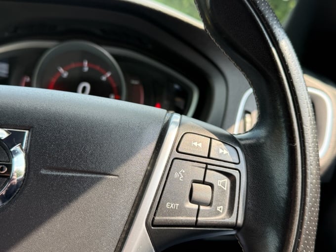2025 Volvo V40