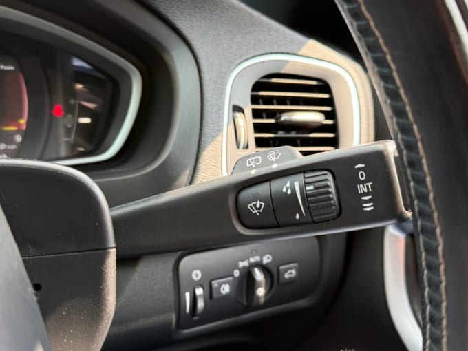 2025 Volvo V40