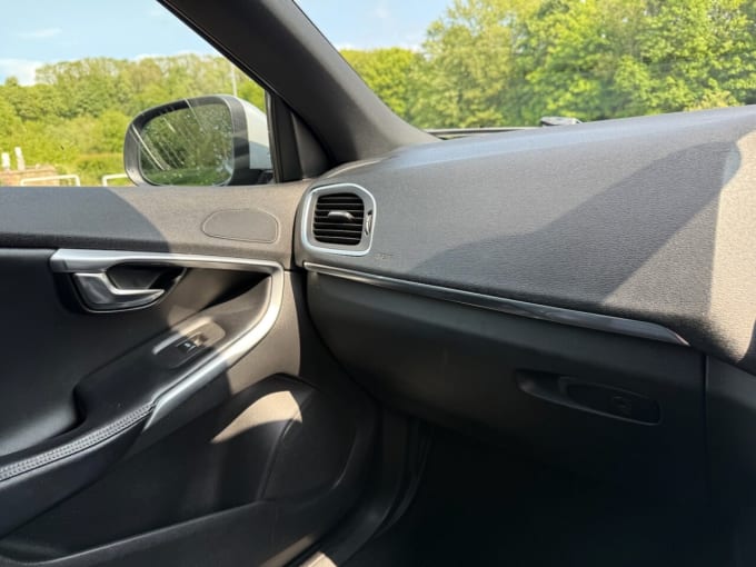 2025 Volvo V40